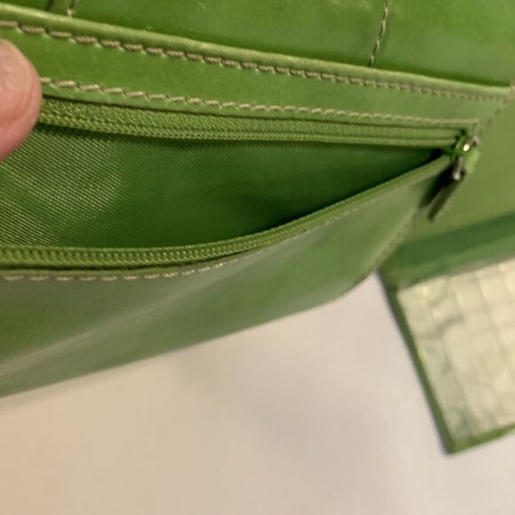 Nine West green wallet.  EUC no flaws - Picture 5 of 6